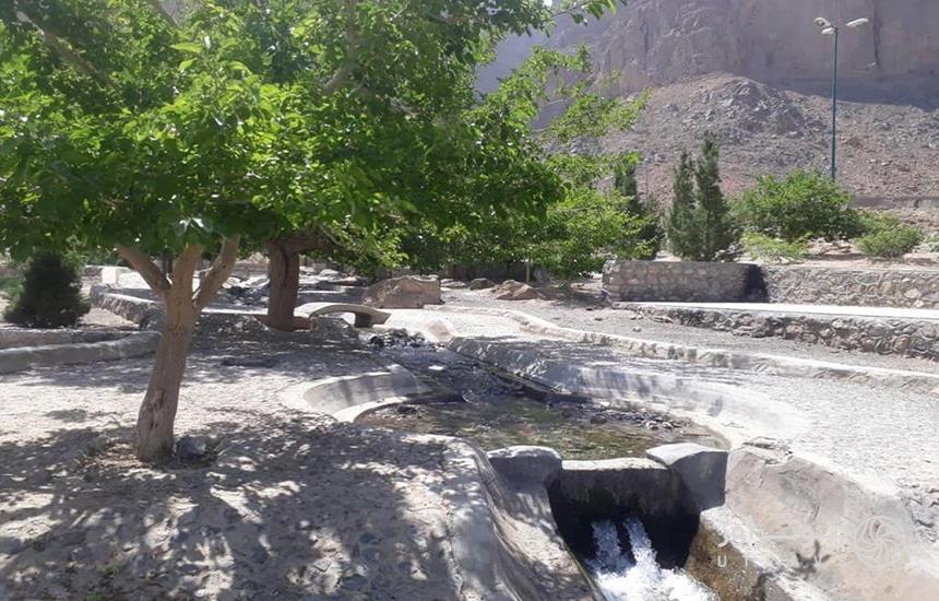 چشمه تامهر در تفت یزد که حوضچه‌ای سنگی در بافتی روستایی را نشان می‌دهد. 